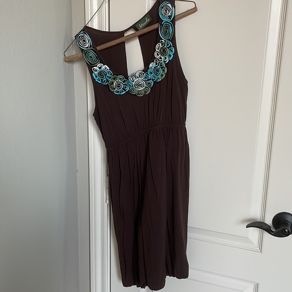 Dress with flower detail and open back - Picture 1 of 3